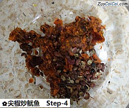 尖椒炒鱿鱼做法第四步骤