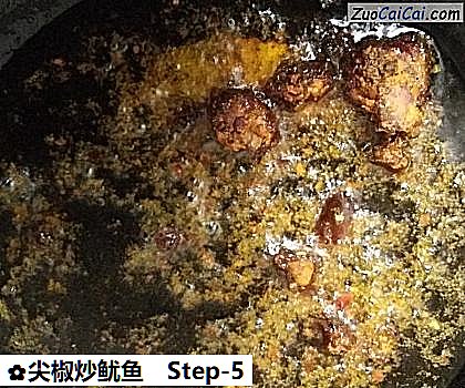 尖椒炒鱿鱼做法第五步骤