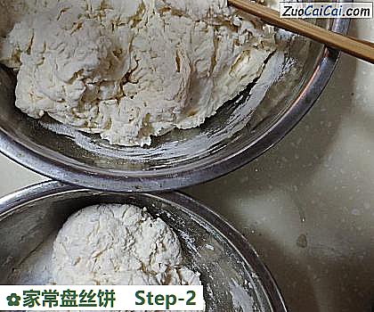 家常盘丝饼做法第二步骤