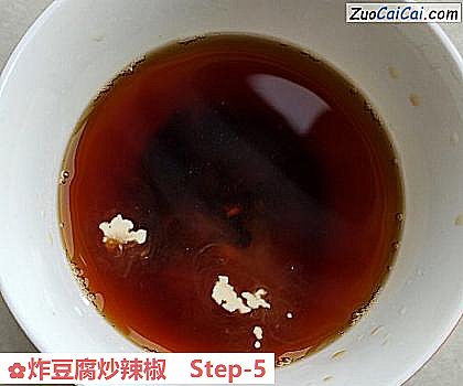 炸豆腐炒辣椒做法第五步骤