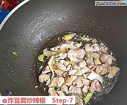 炸豆腐炒辣椒做法第七步骤