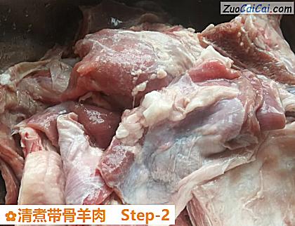 清煮带骨羊肉做法第二步骤