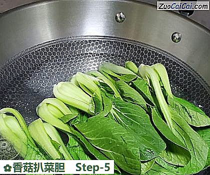 香菇扒菜胆做法第五步骤