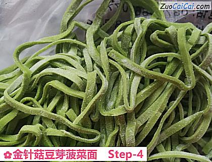 金针菇豆芽菠菜面做法第四步骤