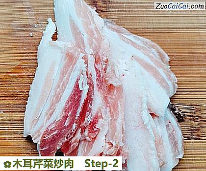 木耳芹菜炒肉做法第二步骤