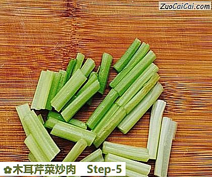 木耳芹菜炒肉做法第五步骤