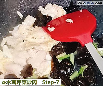 木耳芹菜炒肉做法第七步骤