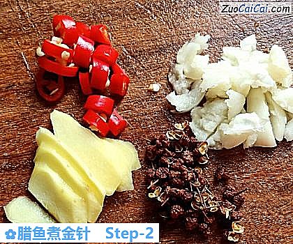 腊鱼煮金针做法第二步骤