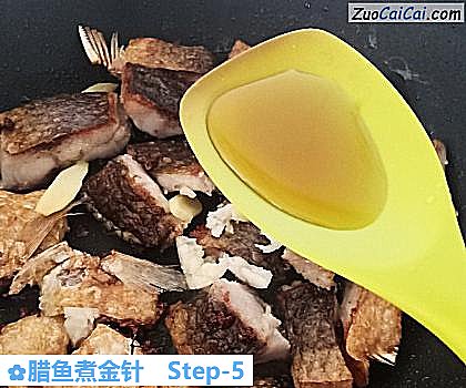 腊鱼煮金针做法第五步骤