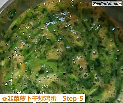 韭菜萝卜干炒鸡蛋做法第五步骤