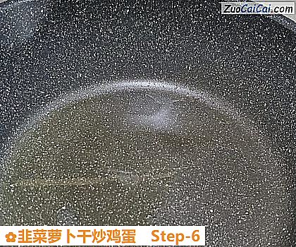 韭菜萝卜干炒鸡蛋做法第六步骤