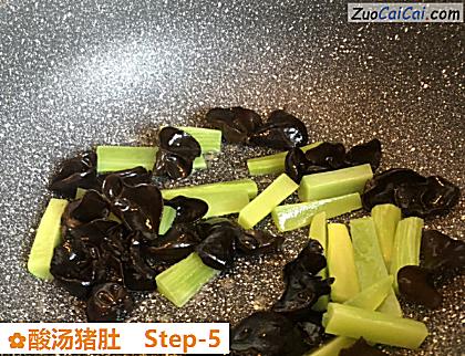 酸汤猪肚做法第五步骤