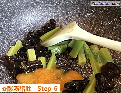 酸汤猪肚做法第六步骤