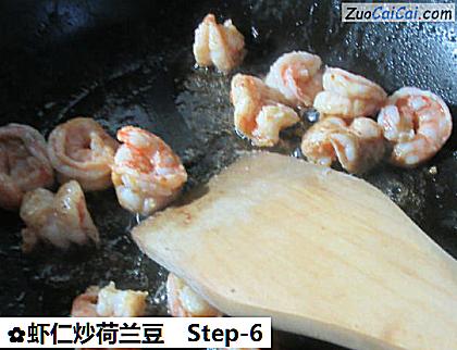 虾仁炒荷兰豆做法第六步骤