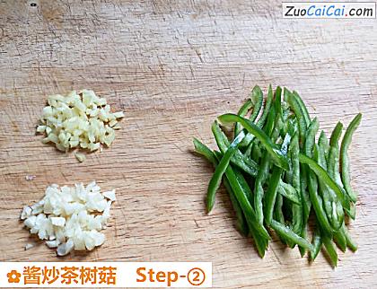 酱炒茶树菇做法第二步骤