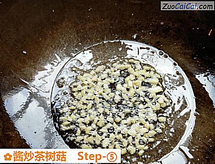 酱炒茶树菇做法第五步骤