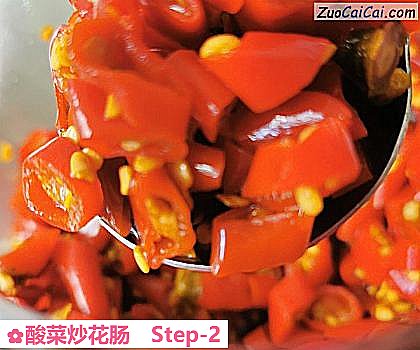 酸菜炒花肠做法第二步骤