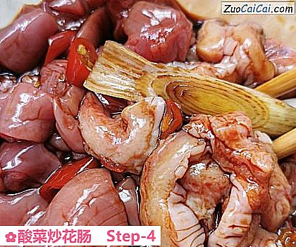 酸菜炒花肠做法第四步骤