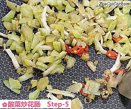 酸菜炒花肠做法第五步骤