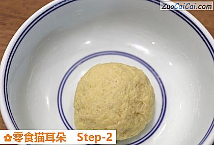 零食猫耳朵做法第二步骤