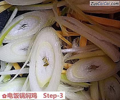 电饭锅焖鸡做法第三步骤