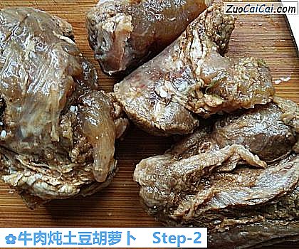 牛肉炖土豆胡萝卜做法第二步骤