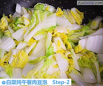 白菜炖午餐肉豆泡做法第二步骤