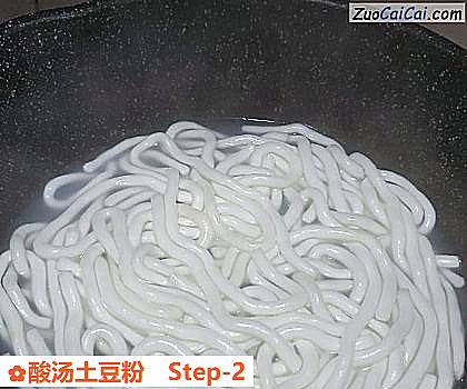 酸汤土豆粉做法第二步骤