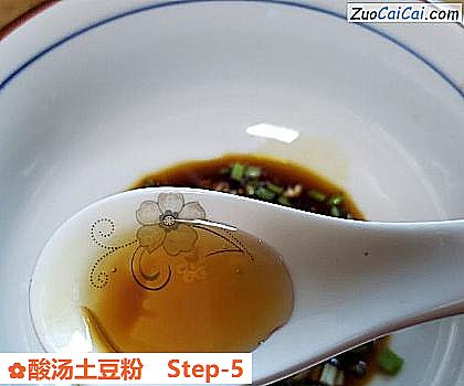 酸汤土豆粉做法第五步骤