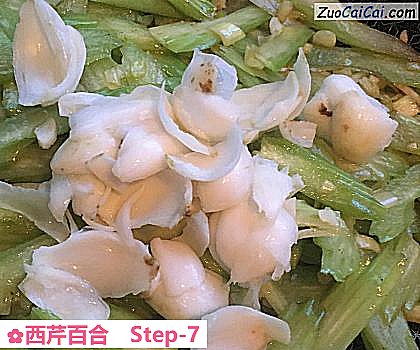 西芹百合做法第七步骤