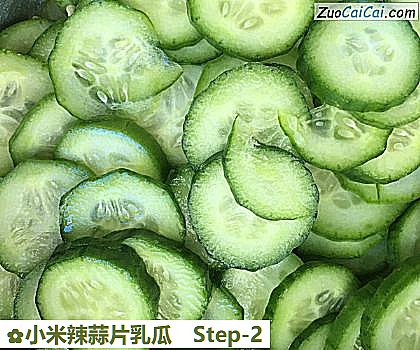 小米辣蒜片乳瓜做法第二步骤