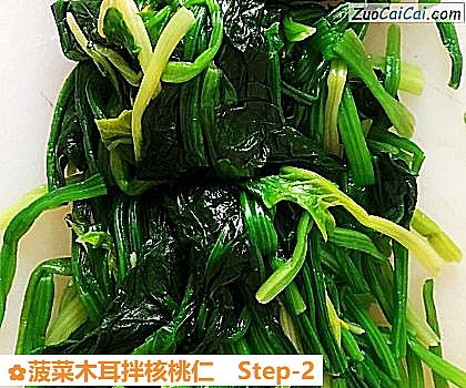 菠菜木耳拌核桃仁做法第二步骤