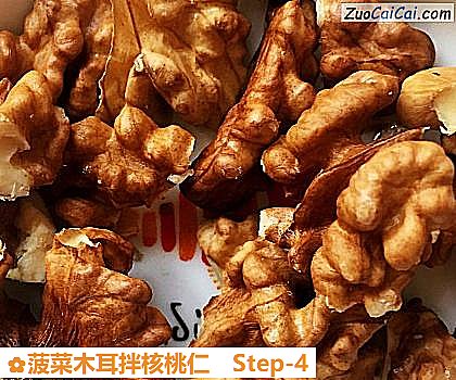 菠菜木耳拌核桃仁做法第四步骤