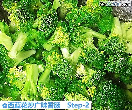 西蓝花炒广味香肠做法第二步骤