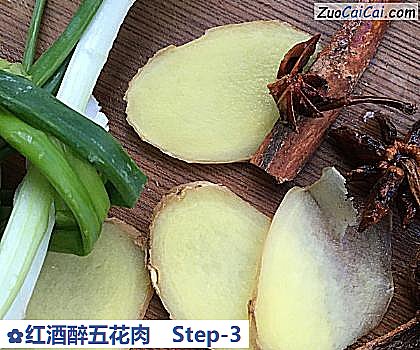 红酒醉五花肉做法第三步骤