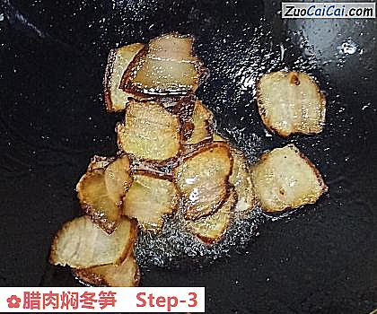 腊肉焖冬笋做法第三步骤