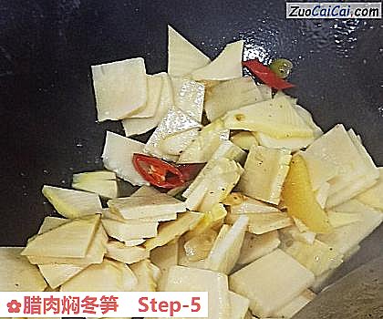 腊肉焖冬笋做法第五步骤