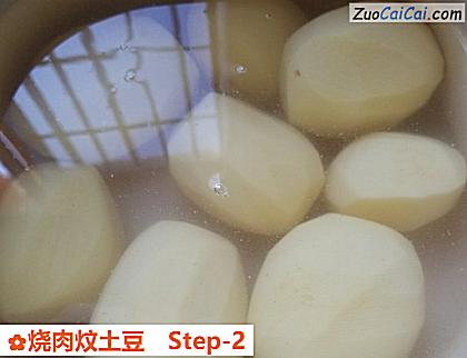 烧肉炆土豆做法第二步骤
