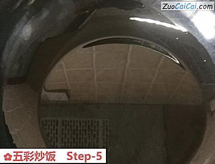 五彩炒饭做法第五步骤