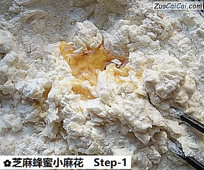 芝麻蜂蜜小麻花做法第一步骤