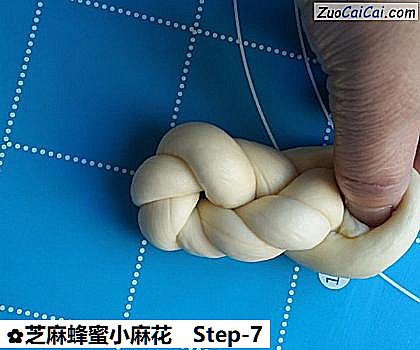 芝麻蜂蜜小麻花做法第七步骤