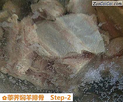 荸荠焖羊排骨做法第二步骤