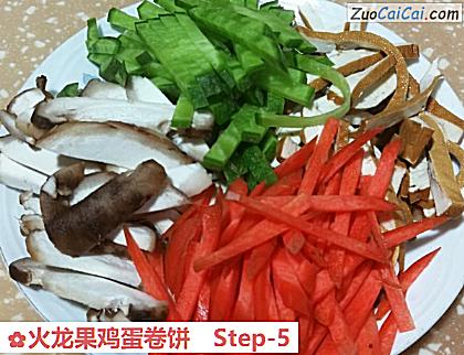 火龙果鸡蛋卷饼做法第五步骤