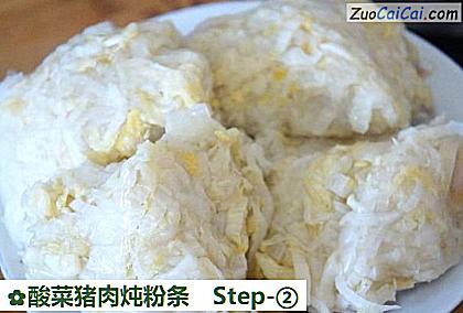 酸菜猪肉炖粉条做法第二步骤