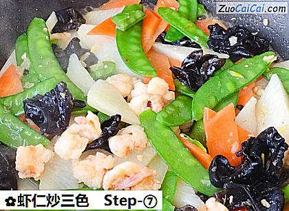 虾仁炒三色做法第七步骤
