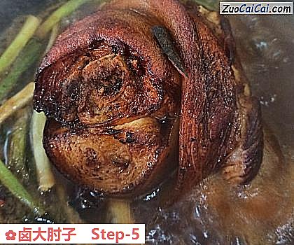 卤大肘子做法第五步骤