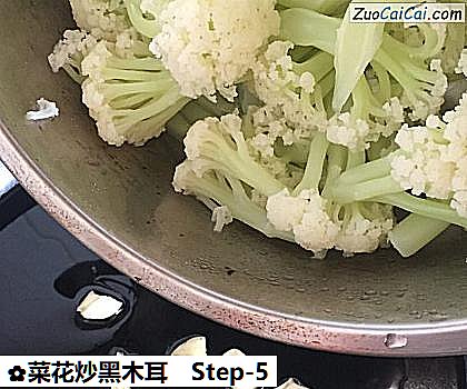 菜花炒黑木耳做法第五步骤