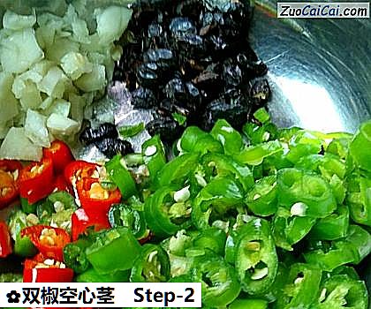 双椒空心茎做法第二步骤