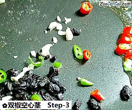 双椒空心茎做法第三步骤