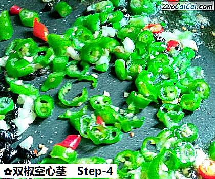 双椒空心茎做法第四步骤